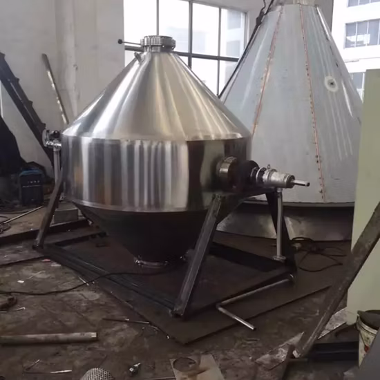 I produttori dirigono l'essiccatore sottovuoto rotante a doppio cono con particelle di plastica per fornire un prototipo di esperimento